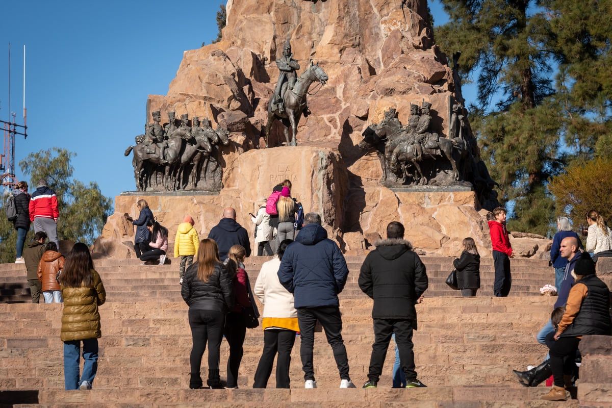 Cerro de la Gloria Mendoza espara un 90% de ocupación hotelera para este fin de semana largo.  Foto: Ignacio Blanco / Los Andes