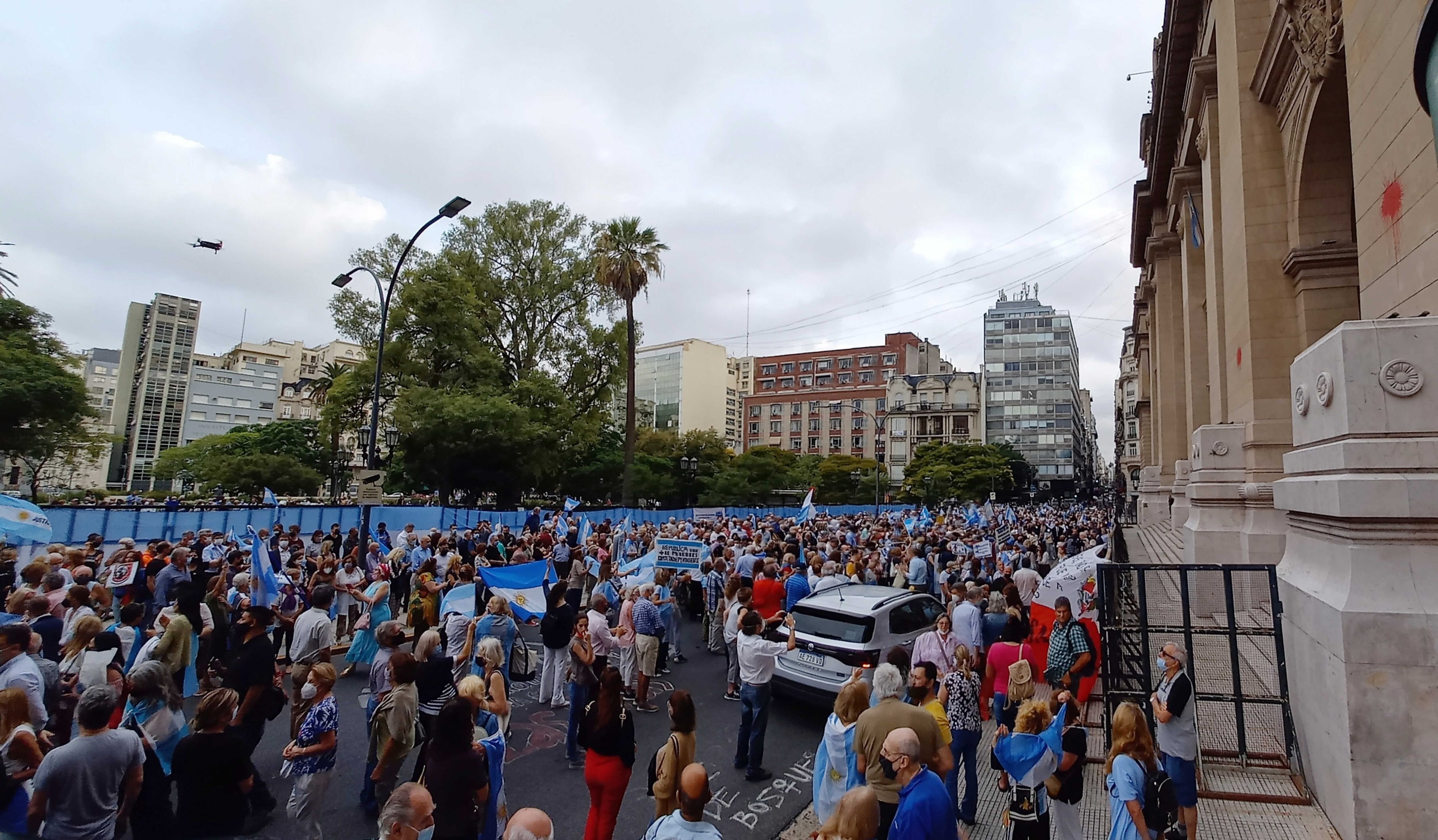 Marcha a favor de la Corte Suprema y po una justicia independiente frente al palacio de Justicia.
Fotos Clarin