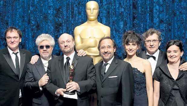 Tarantino y Almodóvar posan con el equipo de "El secreto de sus ojos" en la entrega del Oscar.