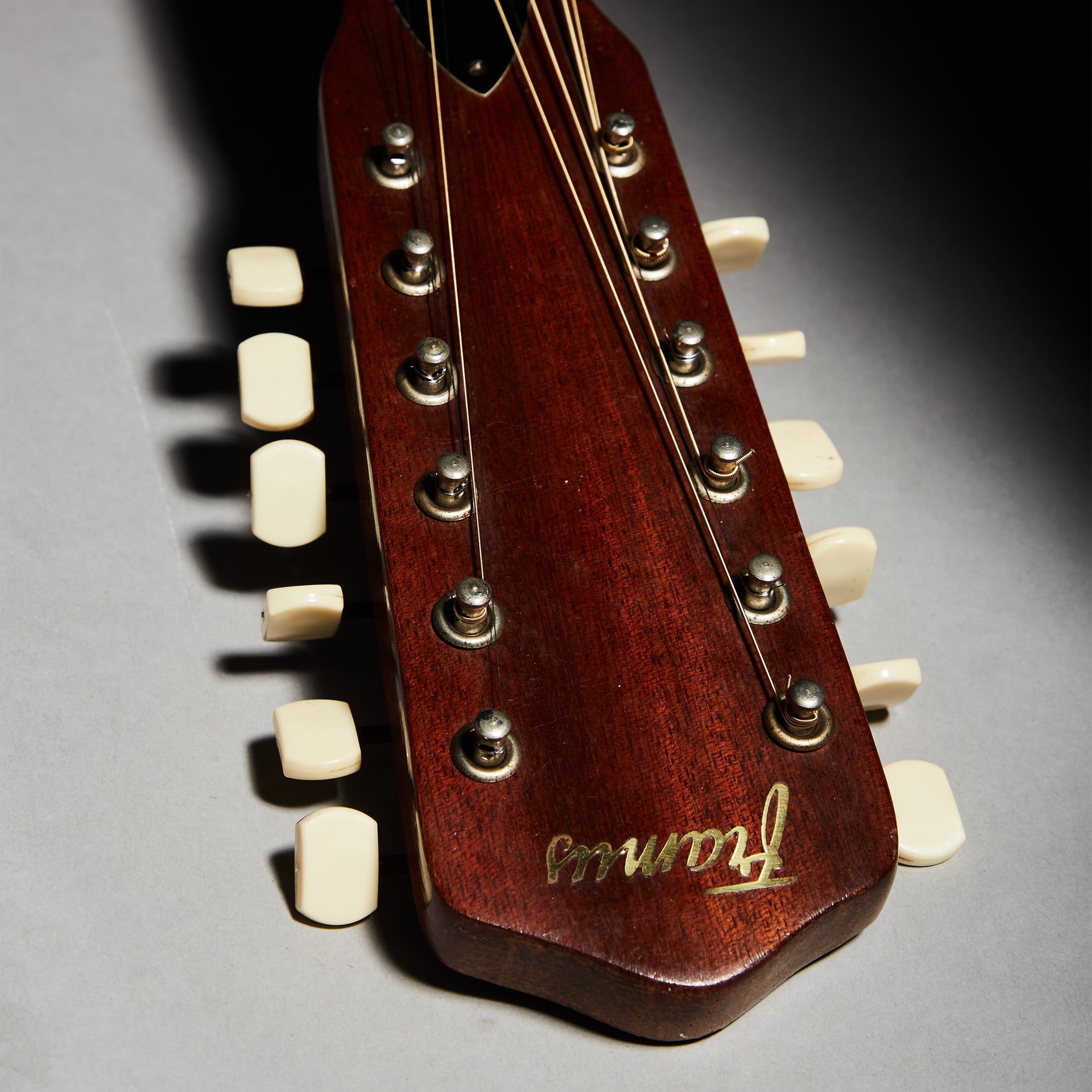Subastarán una guitarra de John Lennon. / Gentileza
