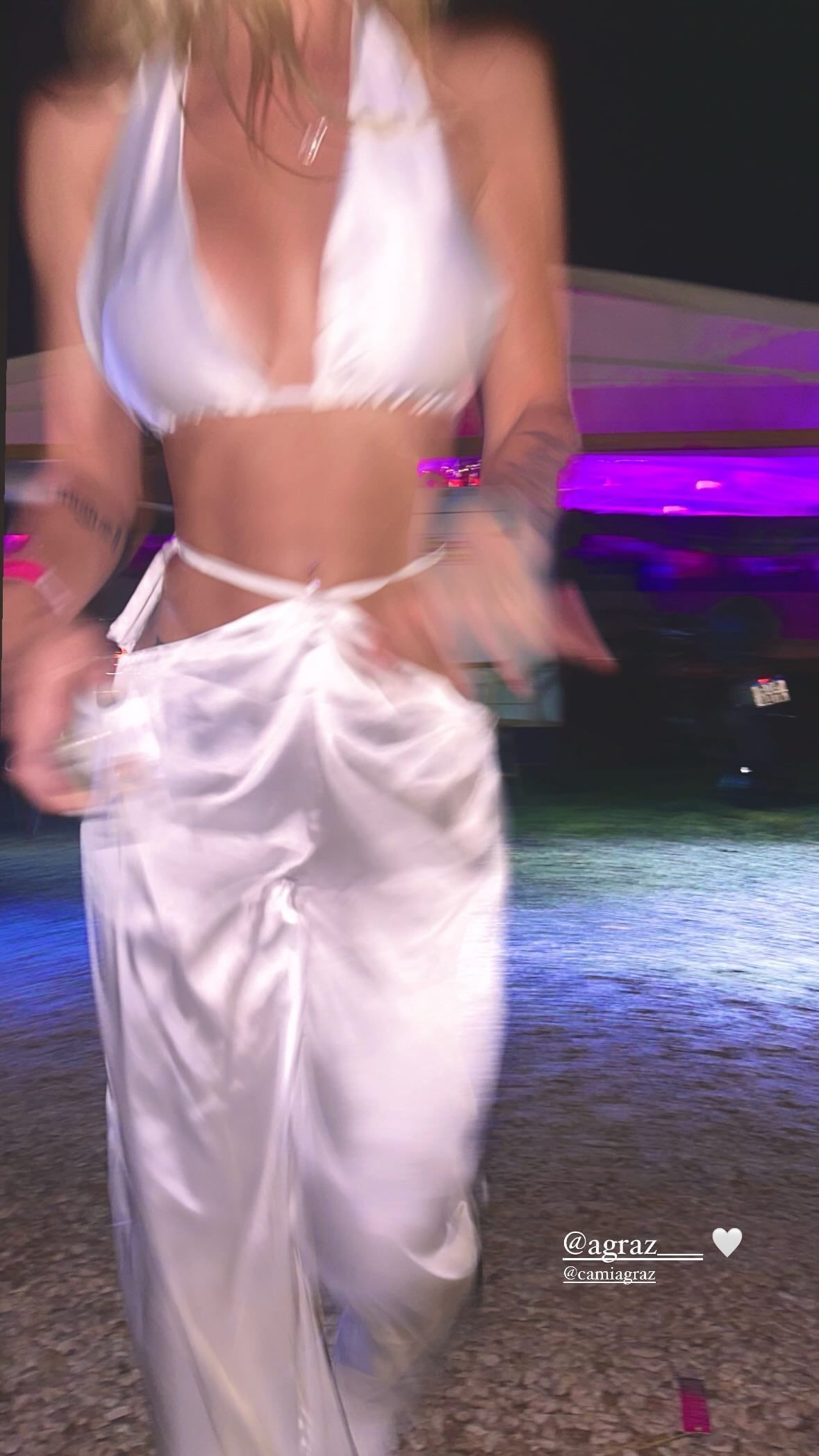 Top ultra escotado y transparencias: Romina Malaspina deslumbró con un outfit ultra sensual.