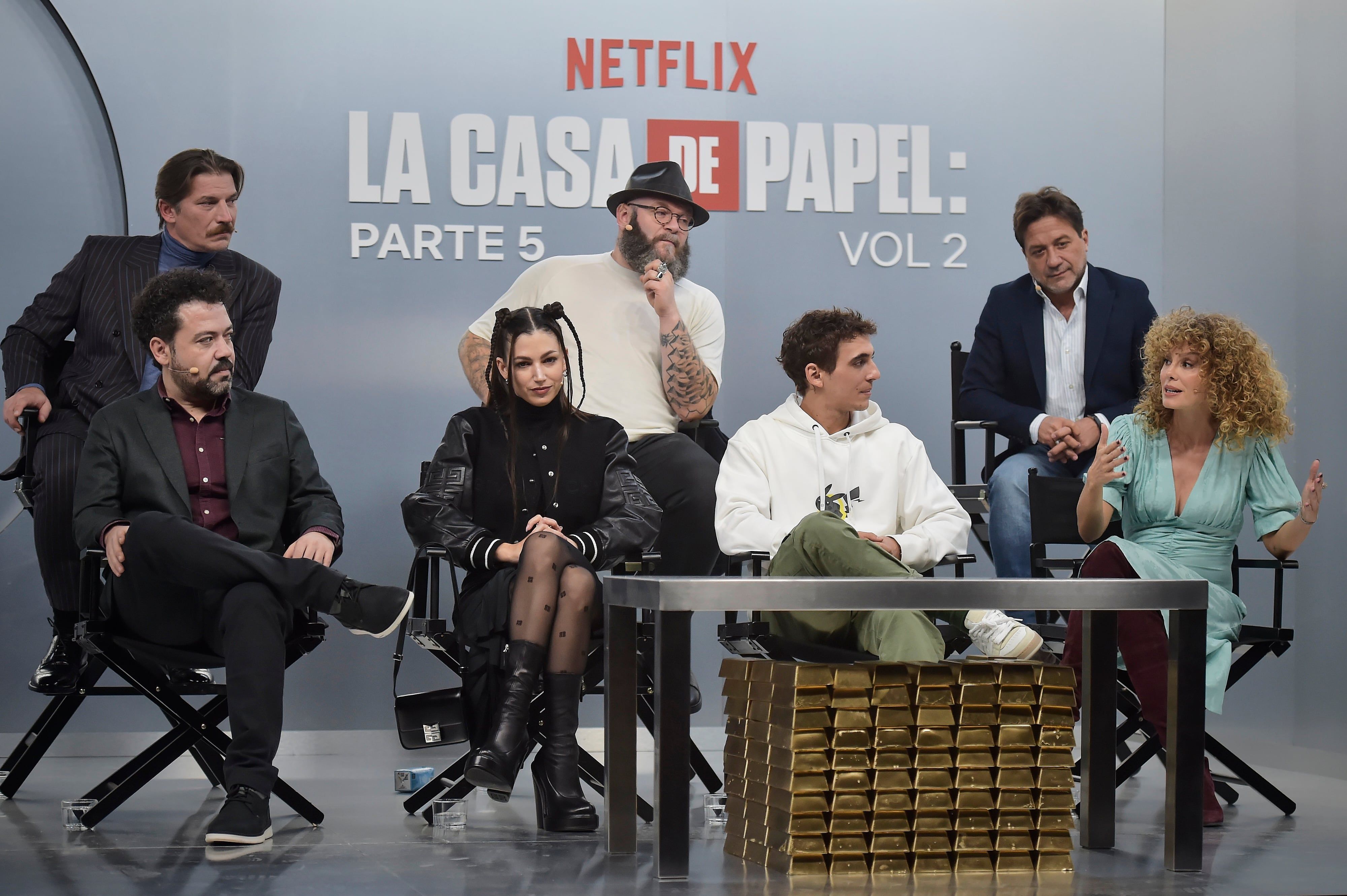 El elenco de "La Casa de Papel", durante la conferencia de prensa de cara al final de la serie. Úrsula Corberó, Tokio, escucha a Esther Acebo, Mónica Gaztambide. (Juan Naharro Gimenez/Getty Images for Netflix)