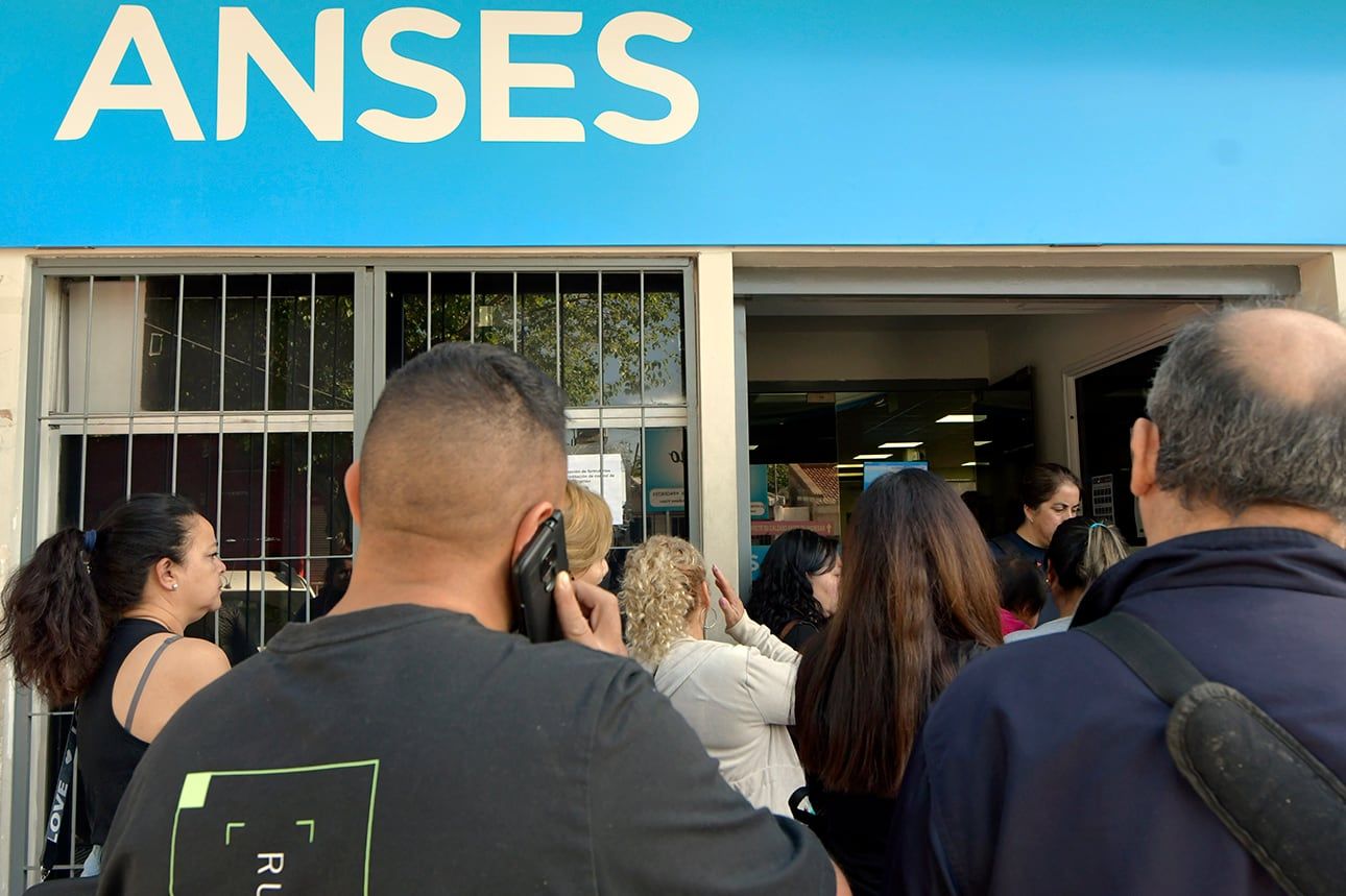 Anses: aumentan jubilaciones, pensiones, AUH y AUE en junio - Foto: Orlando Pelichotti / Los Andes