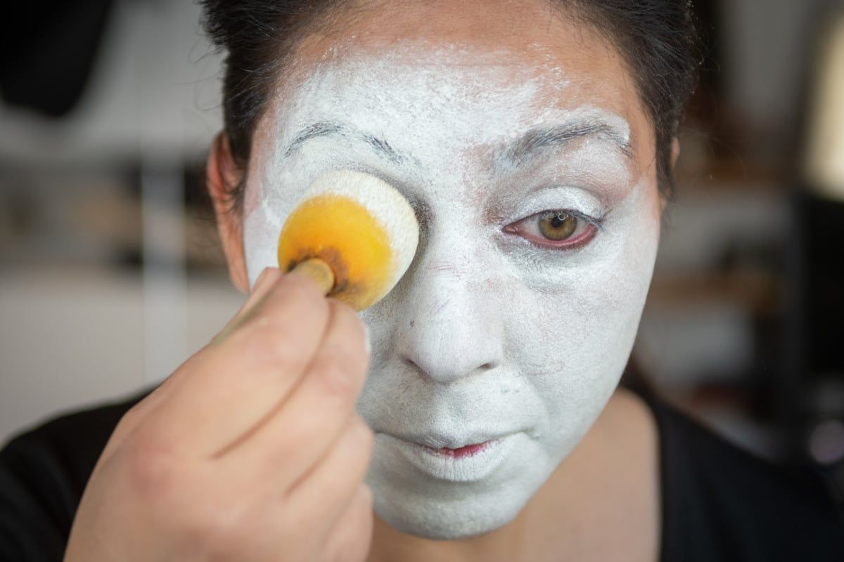 Laura Mendoza despliega su arte sobre el rostro y el cuerpo de las personas.
