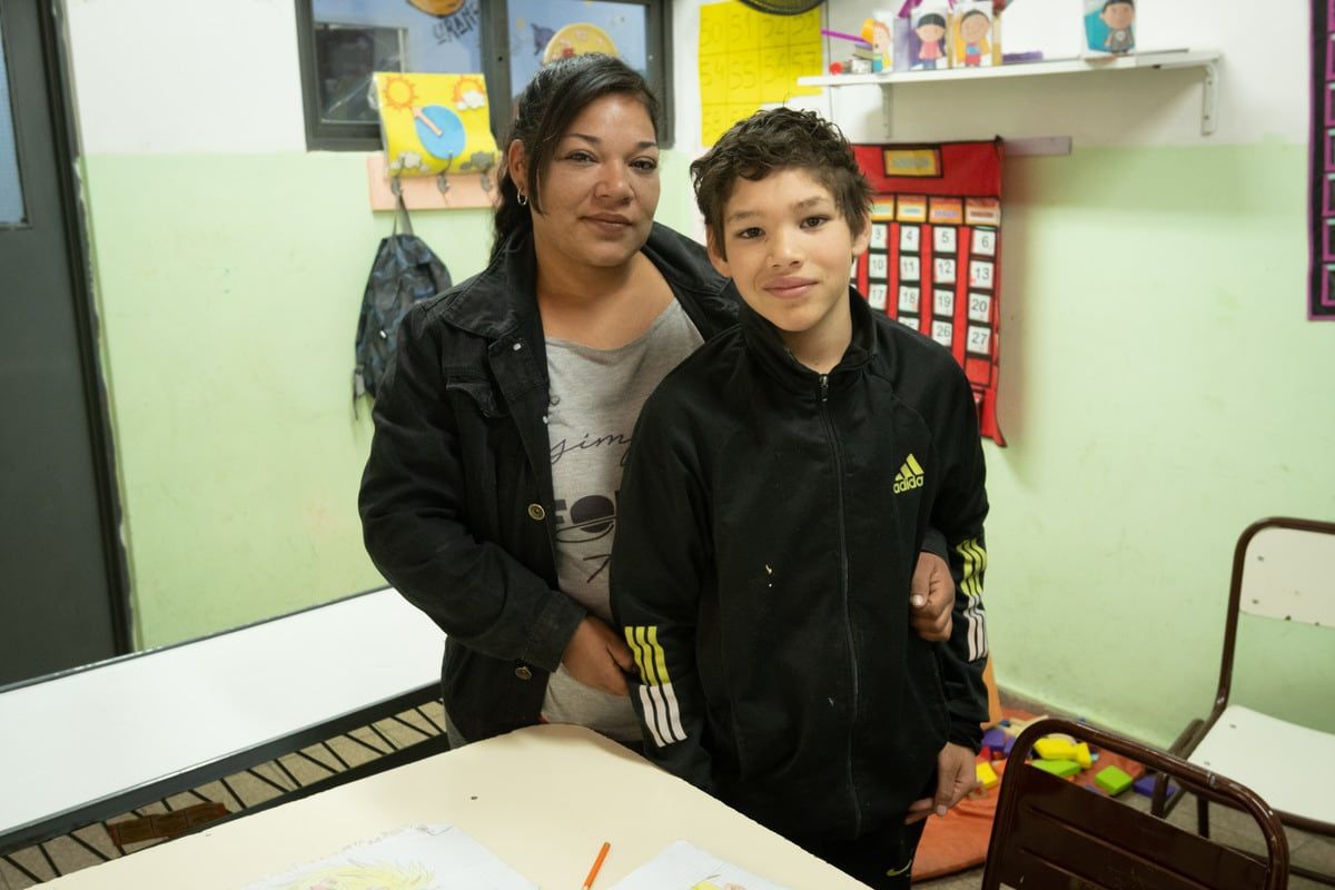 Joaquin Caceres Joaquin padece de autismo, le gusta mucho dibujar y necesita una computadora para poder ver las series de dibujos animados que más le gustan, tiene 4 hermanos y a su madre Ana Belen se le hace imposible poder comprarle una.  Foto: Ignacio Blanco / Los Andes  