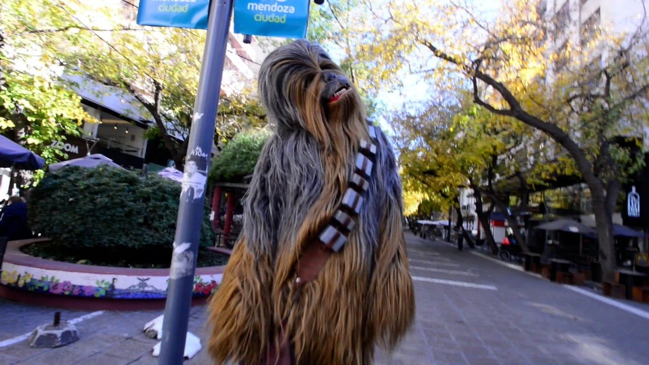 Ale Martínez combina su pasión por los personajes y superhéroes con su vocación solidaria.