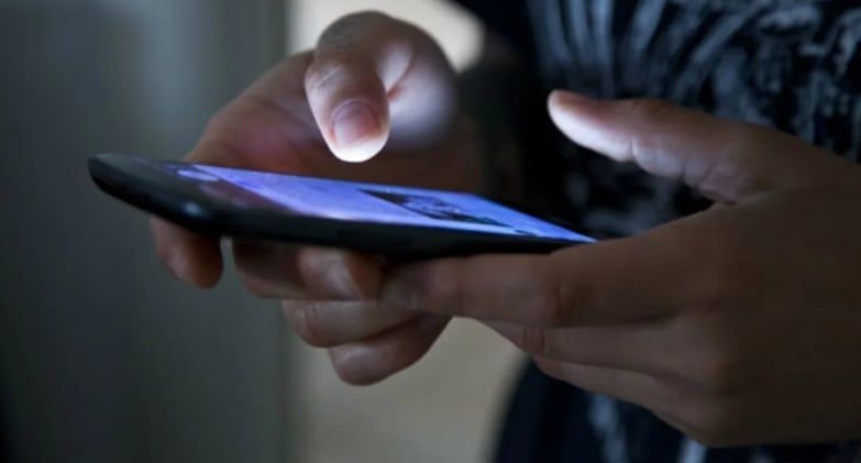 Los mensajes de texto pueden ser muchas veces malinterpretados ya que se excluyen muchos factores esenciales de la comunicación. 