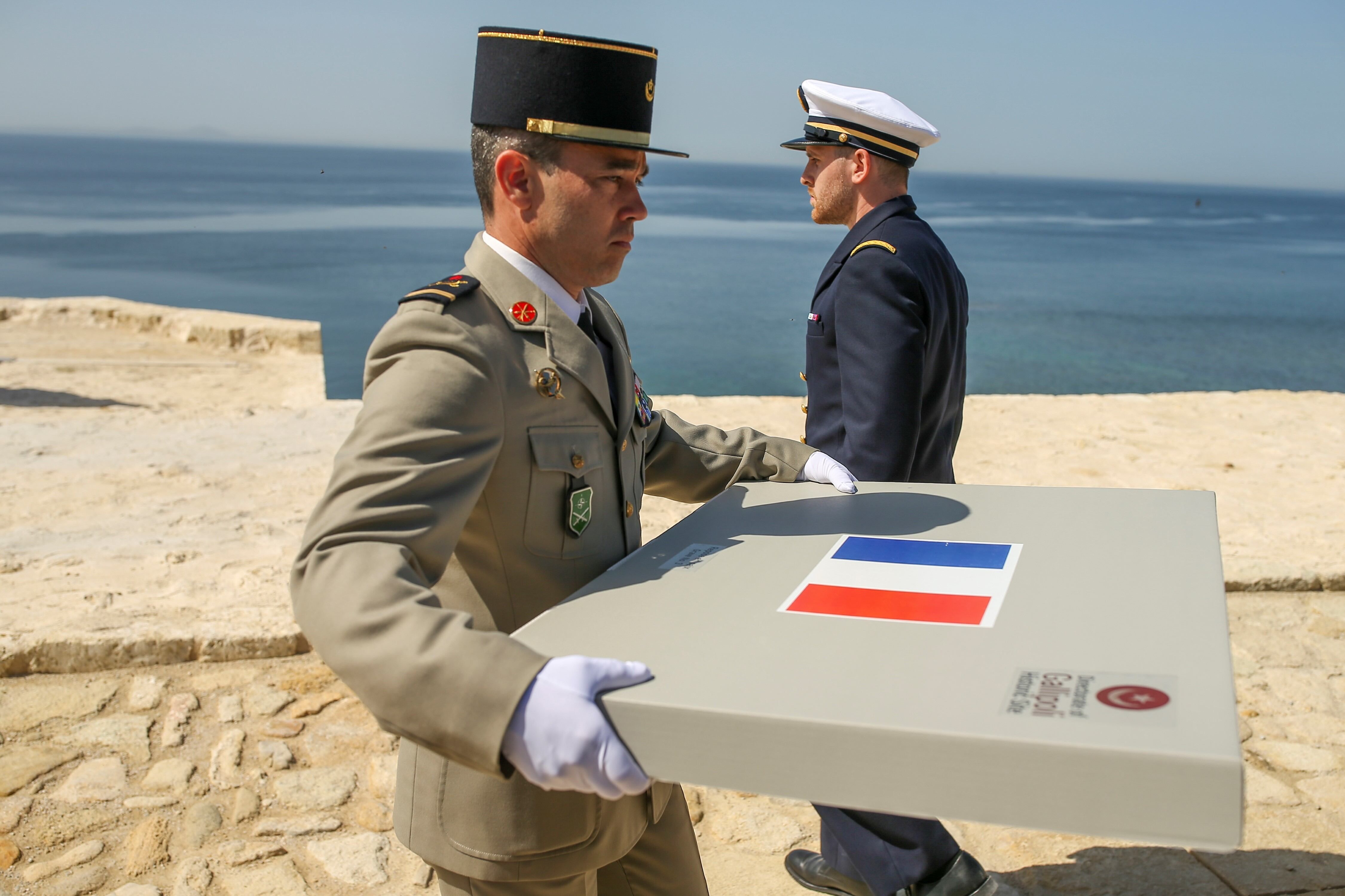 Turquía devolvió a Francia los restos de 17 combatientes de la Primera Guerra Mundial que fueron hallados durante excavaciones en Gallipoli. AP