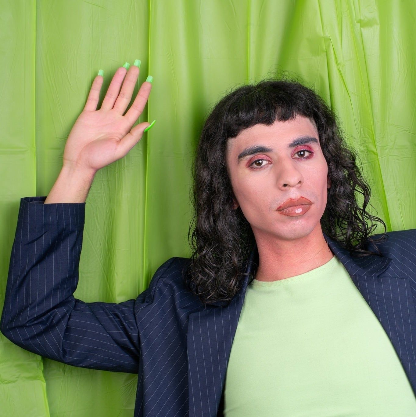 El artista viajó a Europa donde desarrolla su música y su libertad.