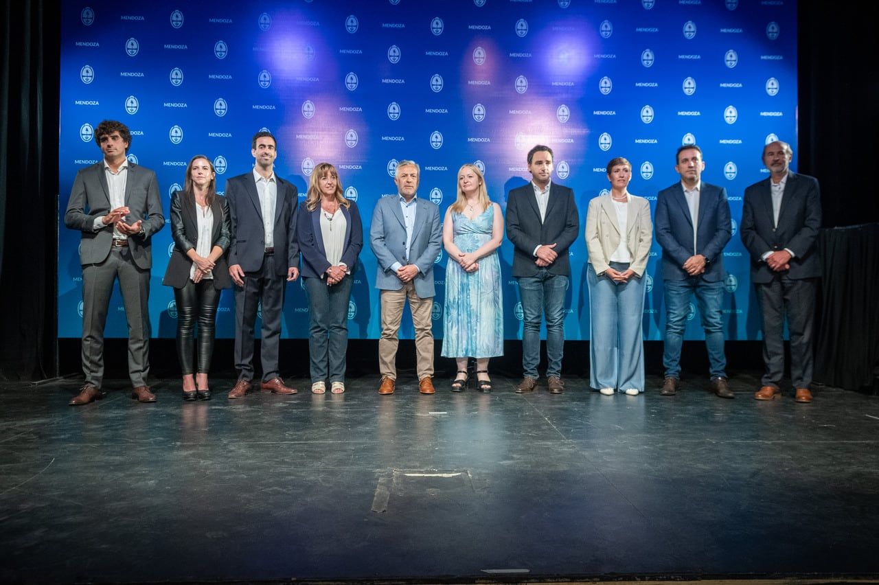 El gobernador electo presentó a sus ministros, ministras y el esquema con el que funcionará la gestión de los próximos cuatro años.      Foto: Ignacio Blanco / Los Andes 