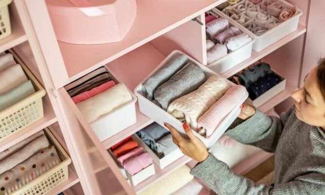 Para guardar la ropa, el calzado o las carteras, procurá hacerlo en organizadores o canastos de plástico que puedas meter dentro del placard.