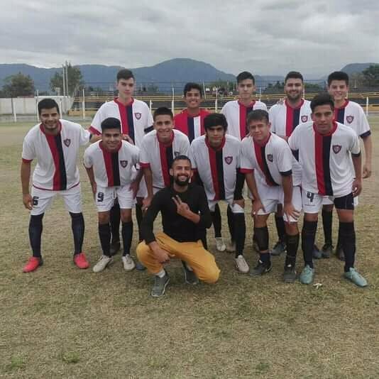 El mendocino Joel Buenanueva junto a sus compañeros del equipo San Lorenzo de La Rioja. El oriundo de San Martín sufre de leucemia y necesita ayuda solidaria.