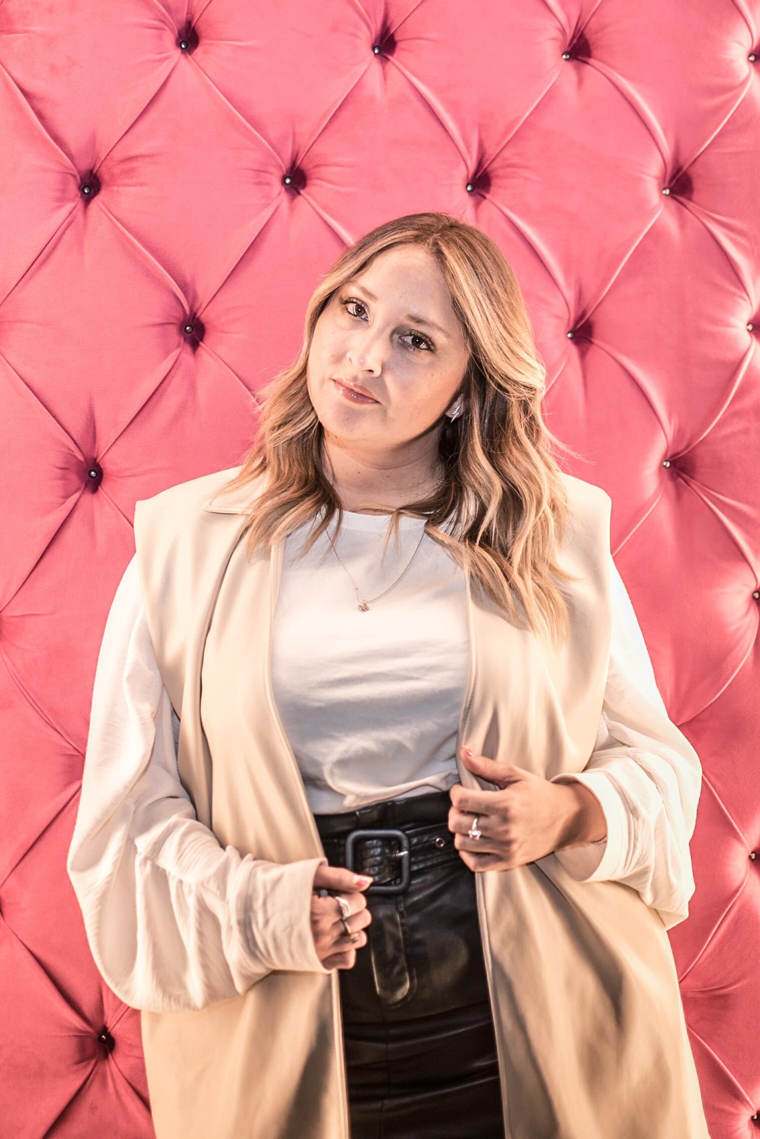 Mariú Paolantonio con un chaleco divino de eco cuero largo. PH: Romi Abel