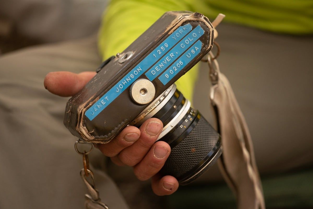 En febrero de 2020, un joven encontró una cámara con el nombre y la dirección de Janet Johnson en la parte inferior y la llevó al campamento del Aconcagua (Pablo Betancourt)