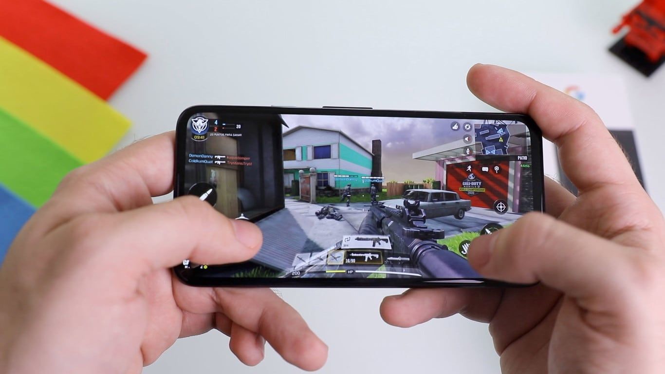 El equipo tiene una pantalla casi sin marcos y capacidad de 6GB de ram.