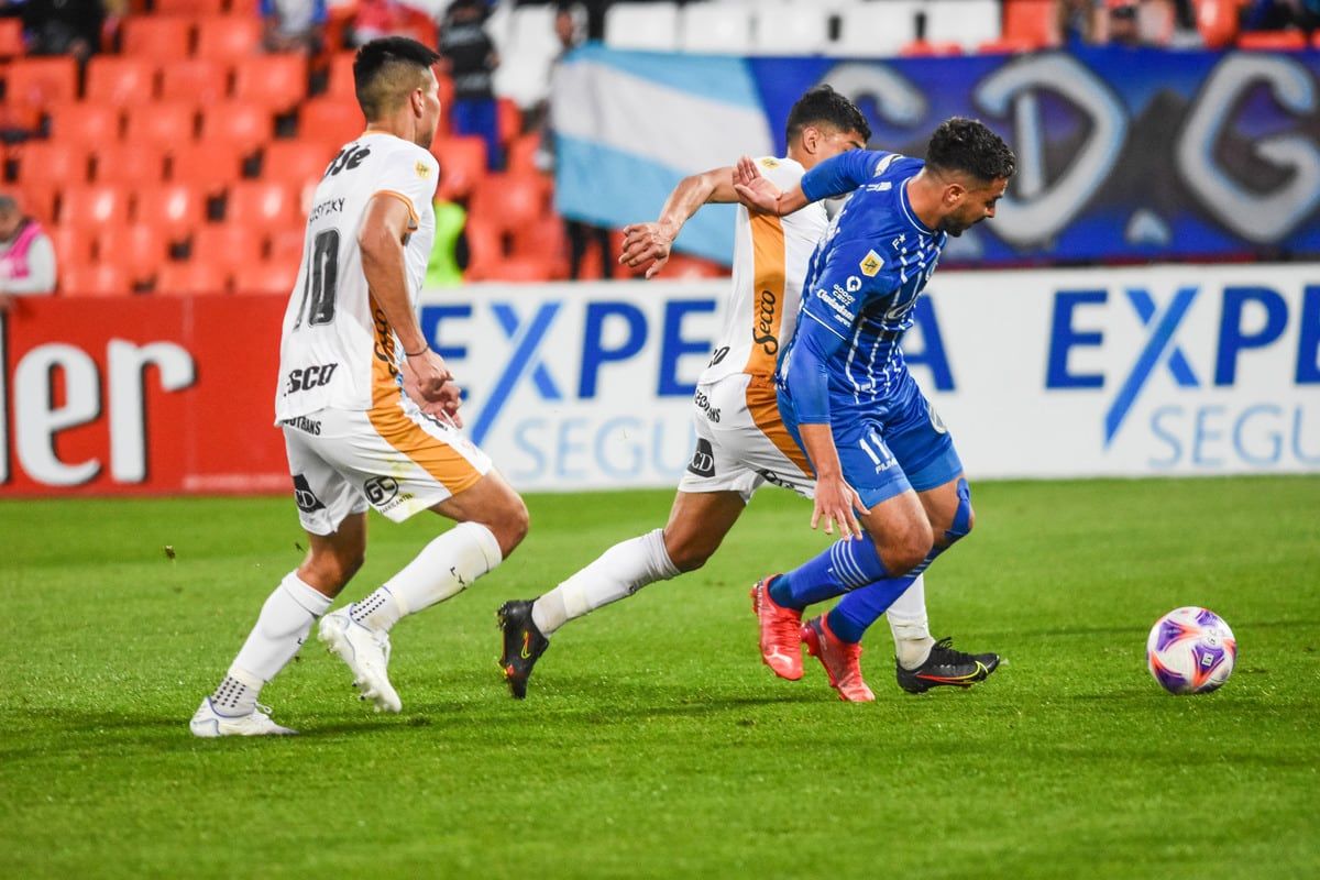 Godoy Cruz la pasó mal, pero le ganó a Arsenal y se metió de lleno en la pelea por el título. Foto: Mariana Villa / Los Andes