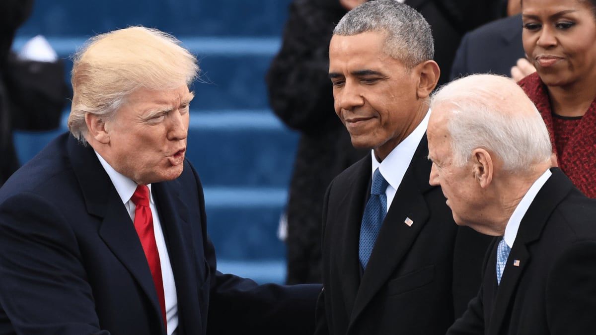 En una imagen de archivo, los expresidentes Donald Trump y Barak Obama junto al presidente Joe Biden.