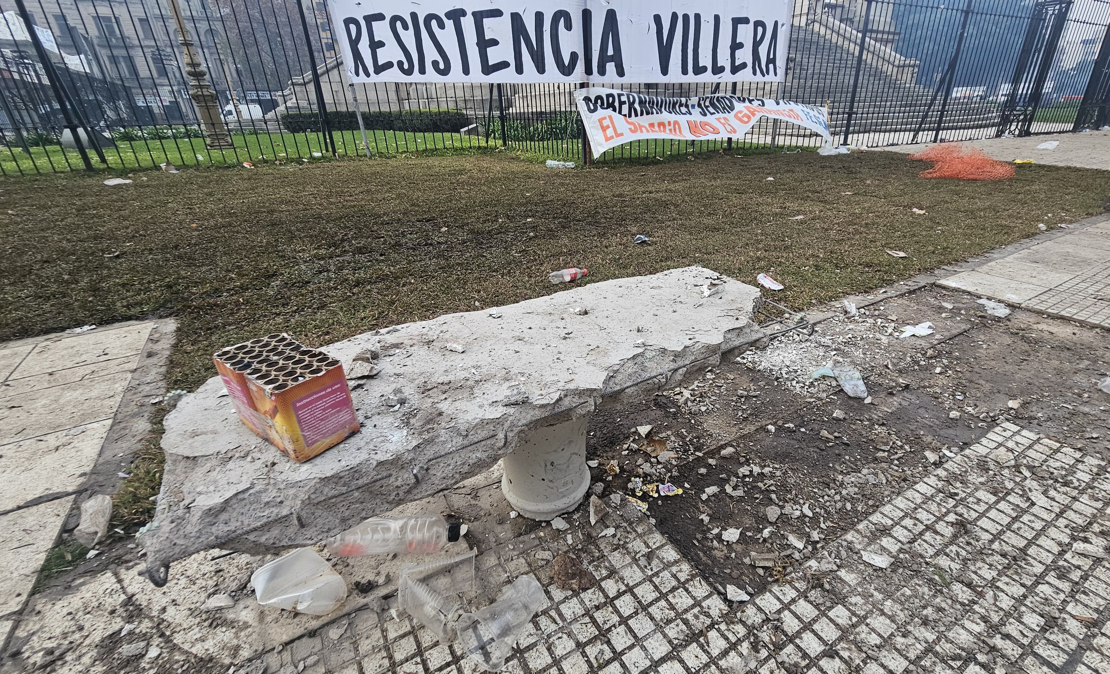 La Ciudad comenzó las tareas de reparación y limpieza de la zona aledaña al Congreso que fue el centro de las manifestaciones de ayer. Noticias Argentinas