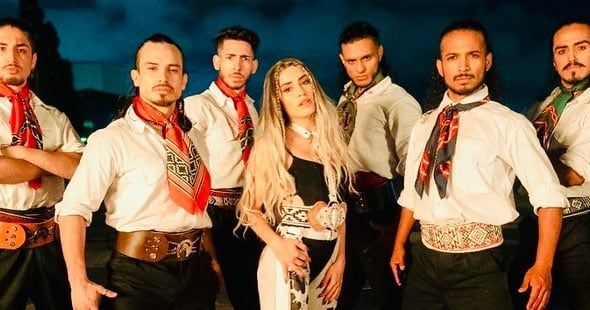 Lali Espósito junto a los bailarines de Malevo.
