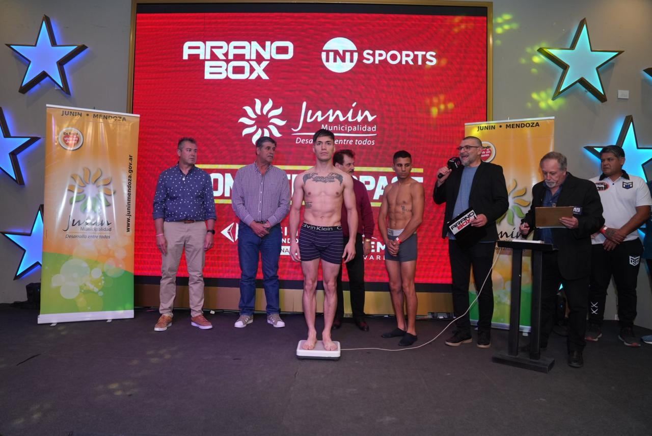 Maxi Segura defiende su corona en casa 
Tras la ceremonia de pesaje, el Profe y su rival quedaron habilitados para la pelea que sostendrán este sábado en la noche en Junín. / Gentileza.