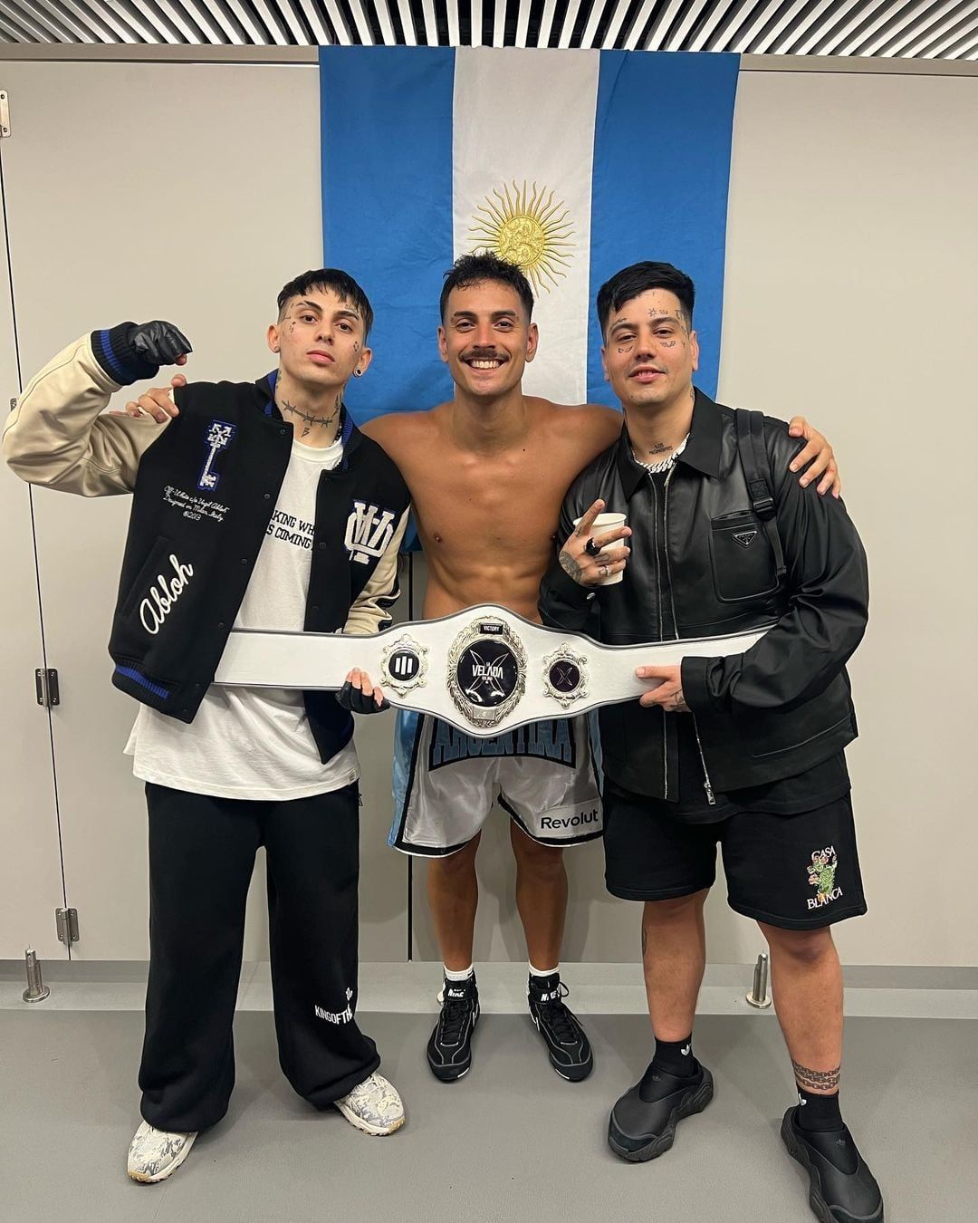 Coscu junto a Duki y Khea. Foto: Instagram.