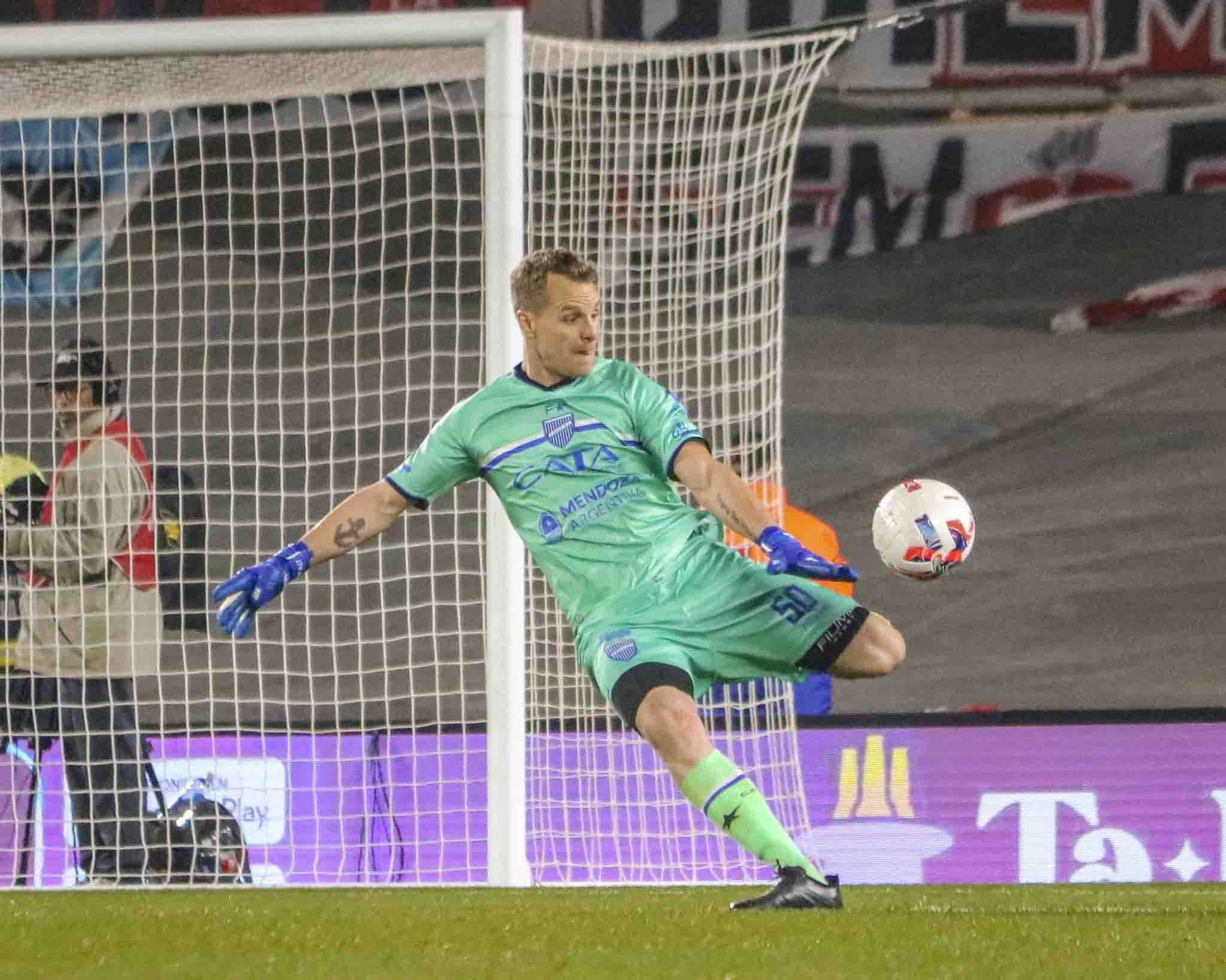 Diego Rodríguez, el arquero de Godoy Cruz Antonio Tomba.