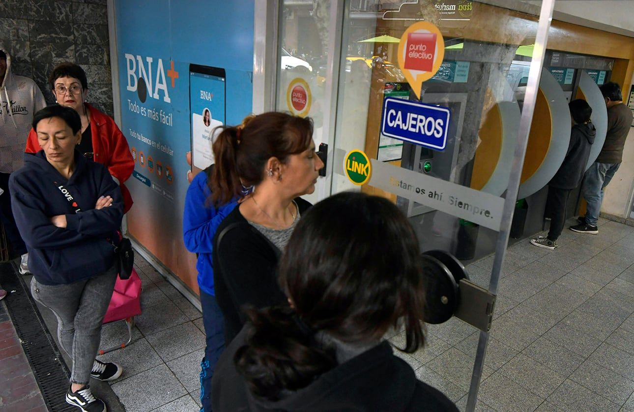 Filas y mucha demoras en Bancos de la Nación Argentina  Foto. Orlando Pelichotti