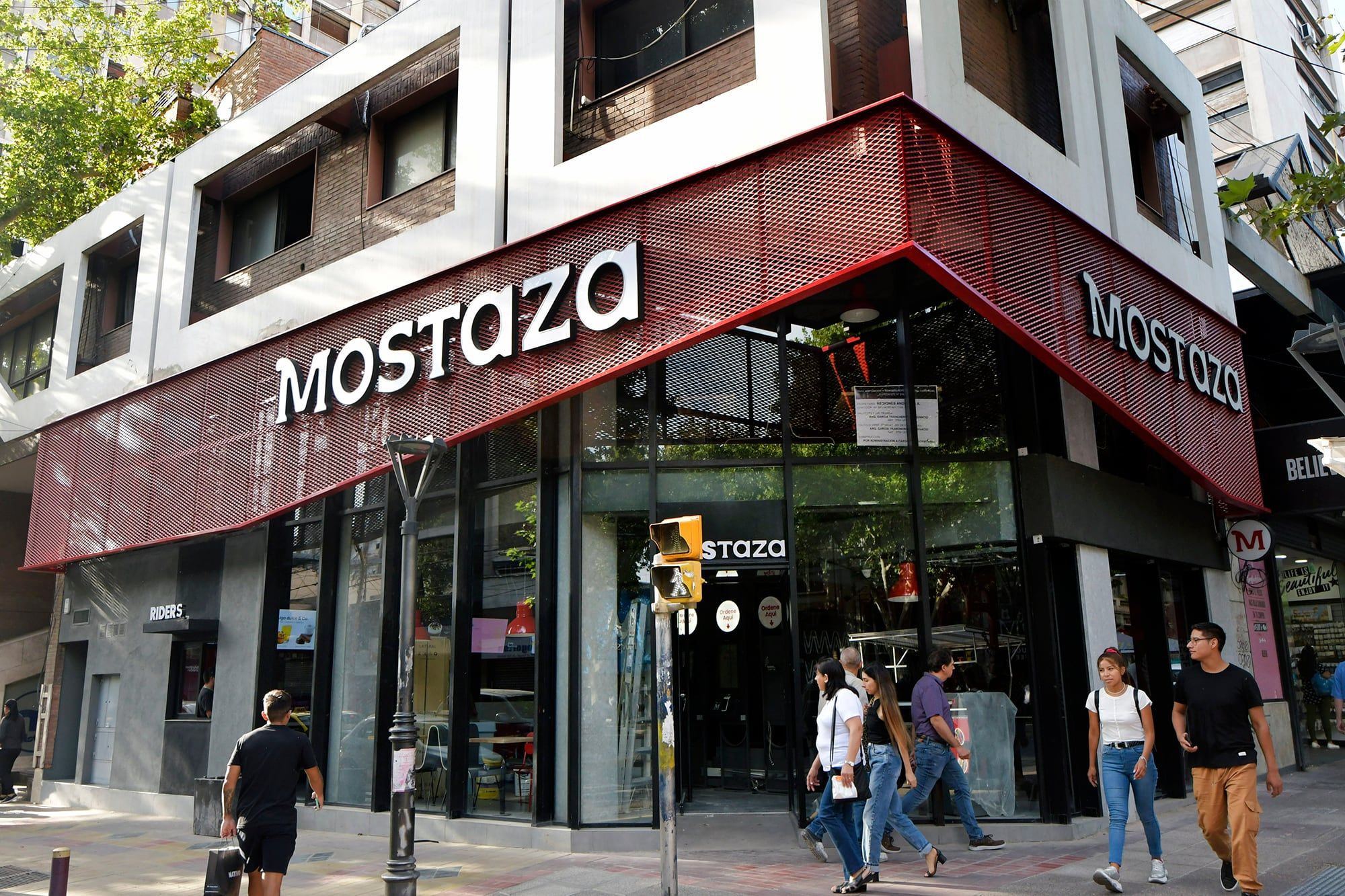 Inauguran el local de comidas Mostaza en Catamarca y aveida San Martín  Foto: Orlando Pelichotti