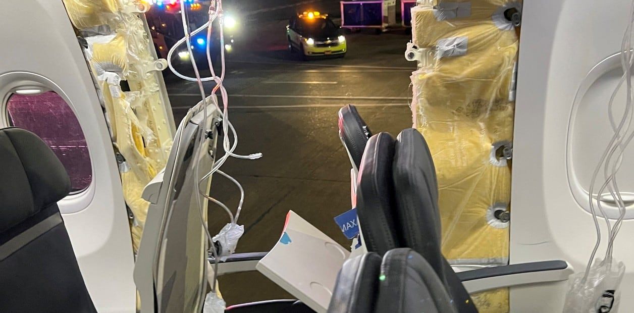 Video: un avión perdió una puerta de emergencia en pleno vuelo y tuvo que aterrizar de emergencia.