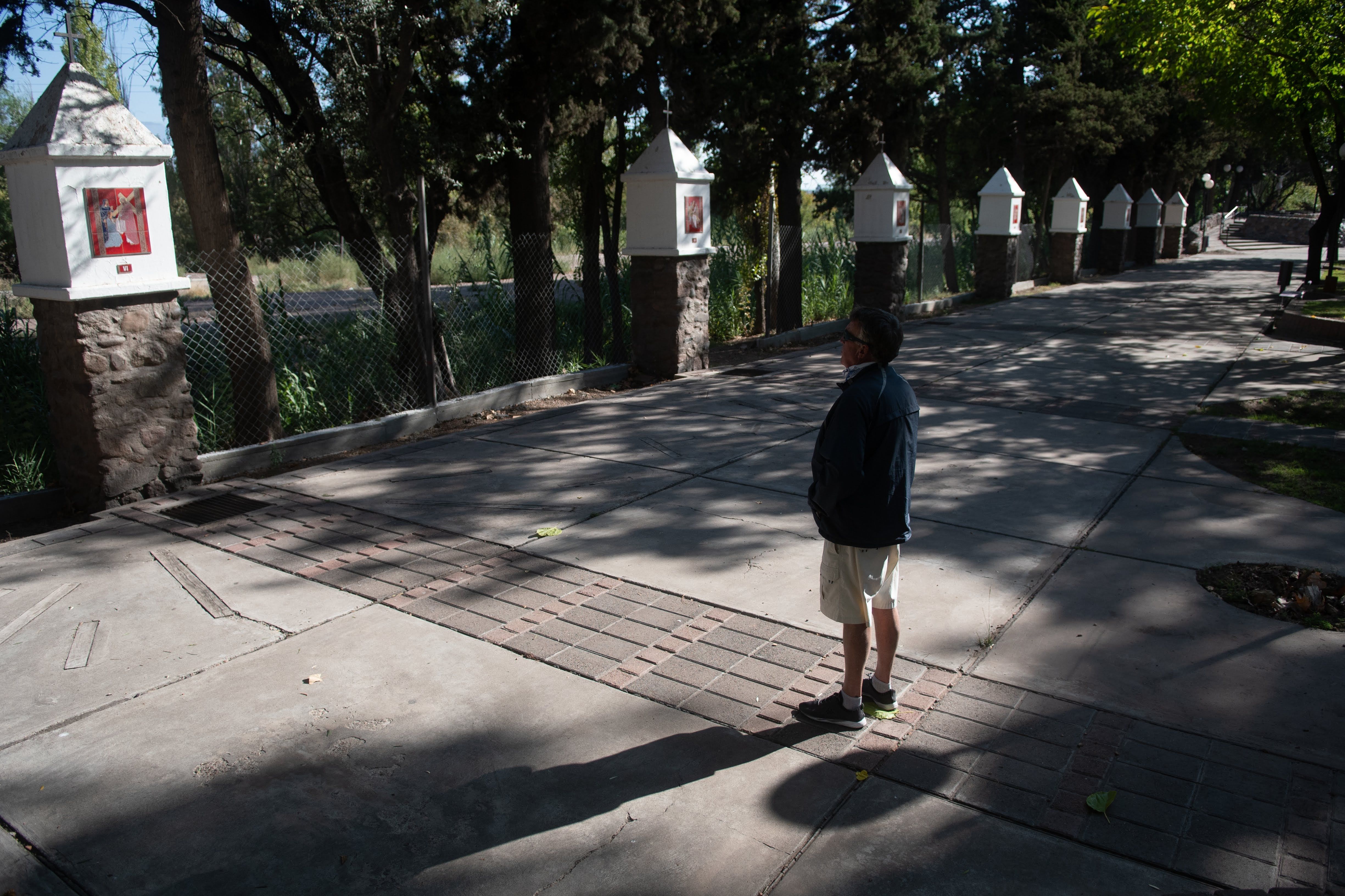 Los fieles católicos suelen acercarse al Calvario en Semana Santa - Foto: Ignacio Blanco / Los Andes

