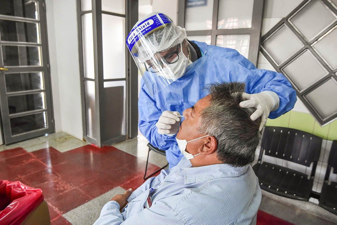 Hospital Héctor Elias Gailhac, hisopados segun criterio medico. En la foto: Roberto Serrano durante la practica del hisopado para detectar Covid 19Foto: Mariana Villa / Los Andes