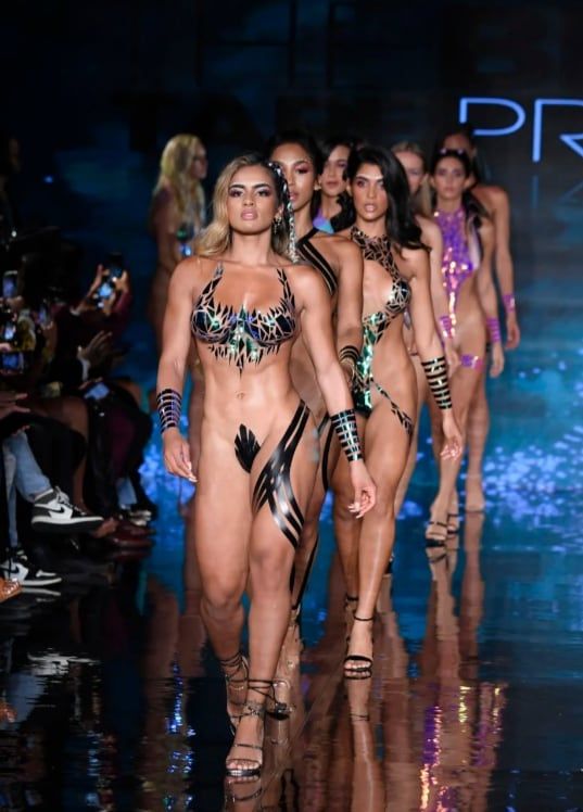 Un diseñador hizo desfilar a sus modelos vestidas solo con unas cintas adhesivas. Getty Images for Art Hearts Fashion