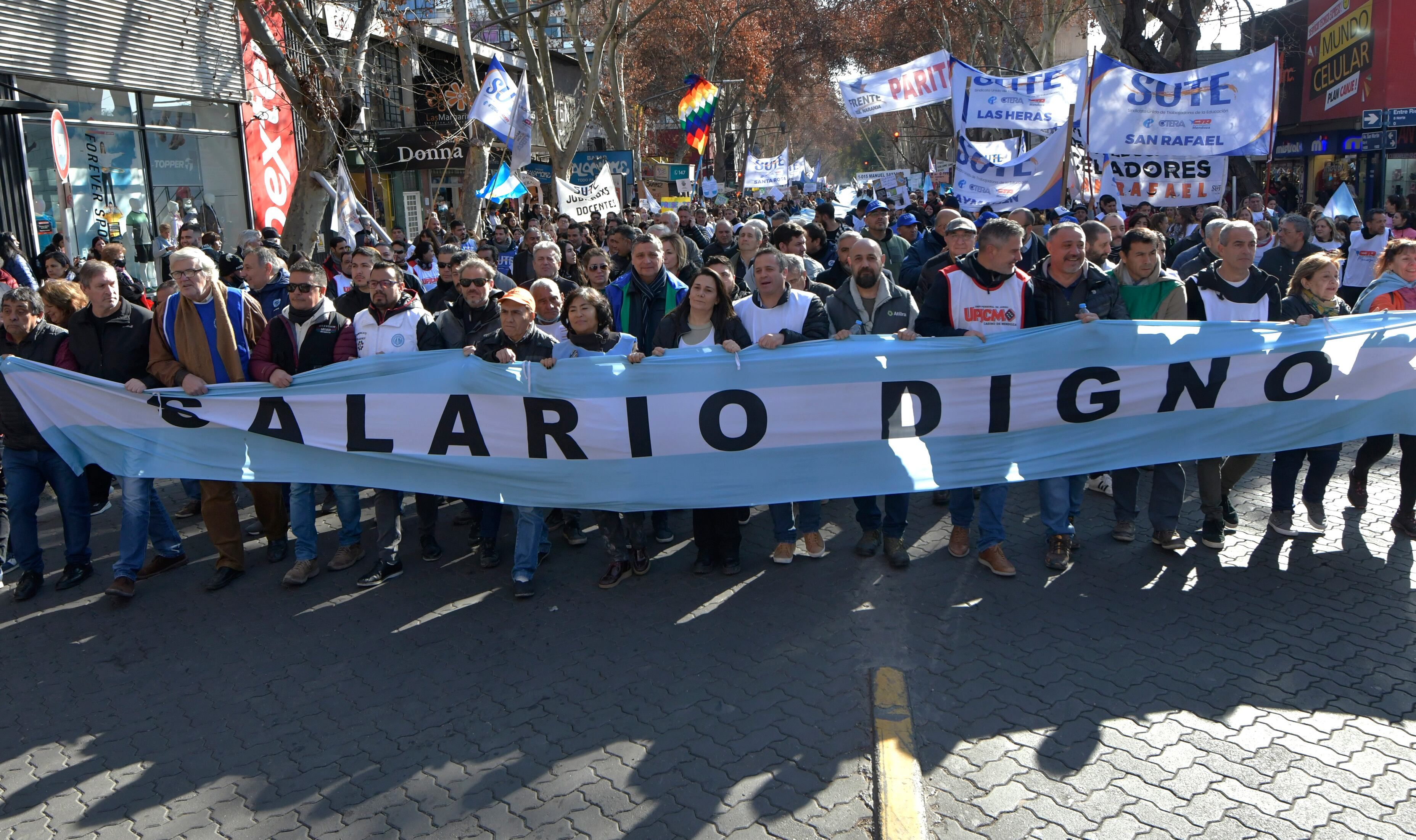 Archivo. Paro de trabajadores
Los trabajadores de los gremios de estatales (ATE), de la educación (SUTE), SITEA, SADOP,  y de la CGT -entre otros-, además de organizaciones sociales, comenzaron pasadas las 10 de este miércoles a marchar por las calles céntricas como medida de protesta y de visibilización ante los reclamos de mejoras salariales para con el Gobierno de Mendoza. 

Foto: Orlando Pelichotti/ Los Andes