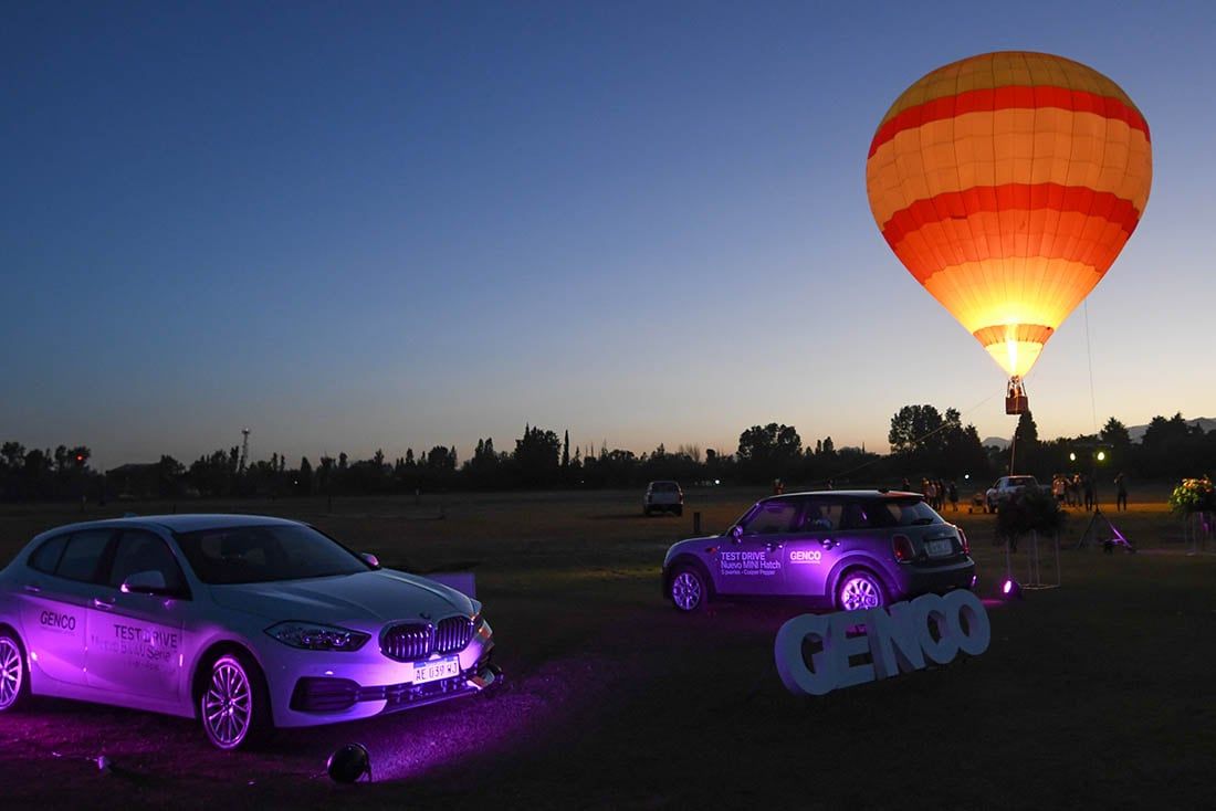 Un enorme globo aeròstatico fue la gran atracción de la noche.