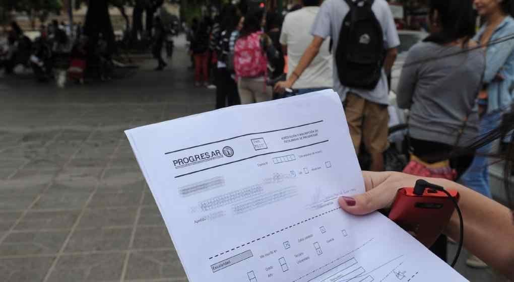 900 pesos. Las becas apuntan a desalentar el abandono estudiantil.