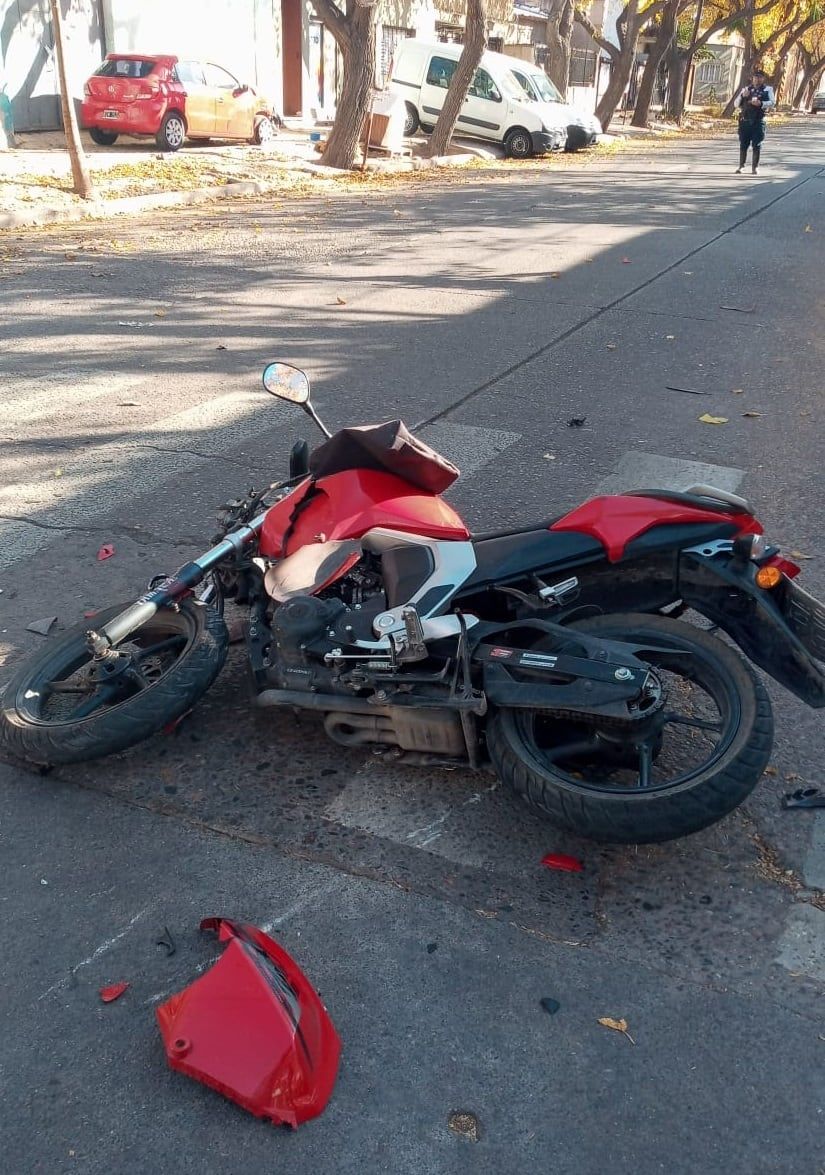 Un motociclista resultó herido tras un violento choque en Ciudad. | Foto: Ministerio de Seguridad y Justicia