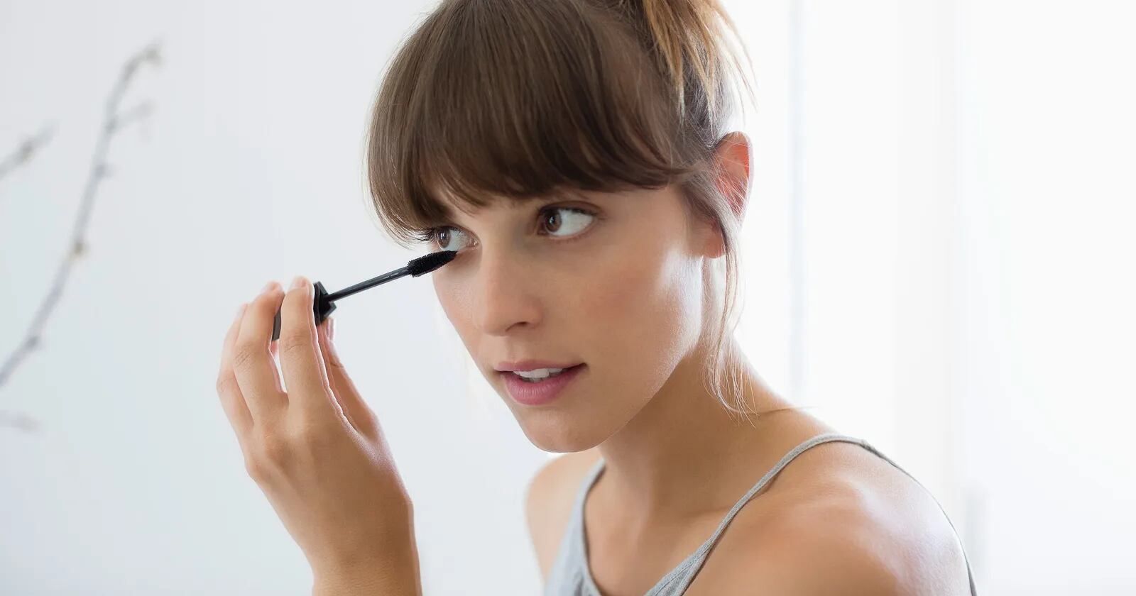 Si querés cuidar tus pestañas, es clave evitar usar máscaras a prueba de agua todos los días y, sobre todo, no utilizar pestañas postizas a diario.