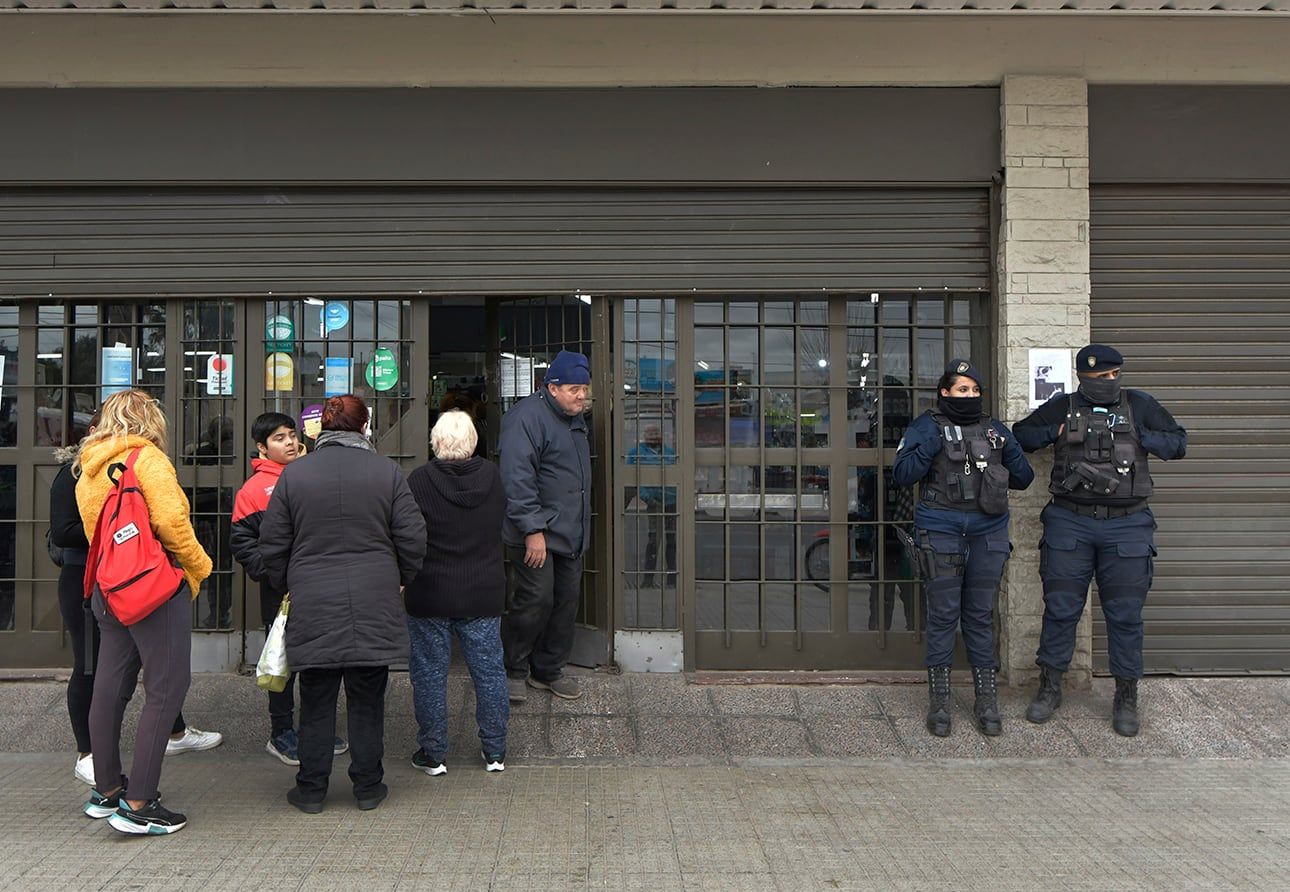Imagen de saqueos provocados en Mendoza. Comercios de Las Heras atienden con persianas bajas y presencia policial por temor a saqueos
Supermercado Átomo de Independencia 
Foto: Orlando Pelichotti 
