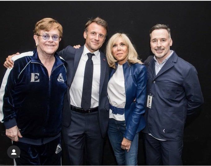 Elton John con Emmanuel Macron, su esposa Brigitte y David Furnish, en el 'backstage'. Foto: Sky News