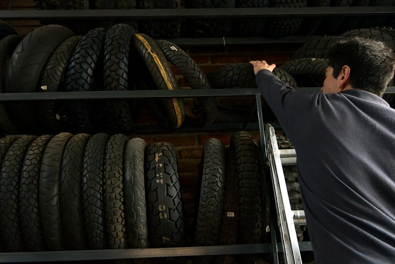 En Argentina hay fabricación de neumáticos, pero con los impuestos a la importación el precio final se encarece. 
Foto: Orlando Pelichotti/ Los Andes