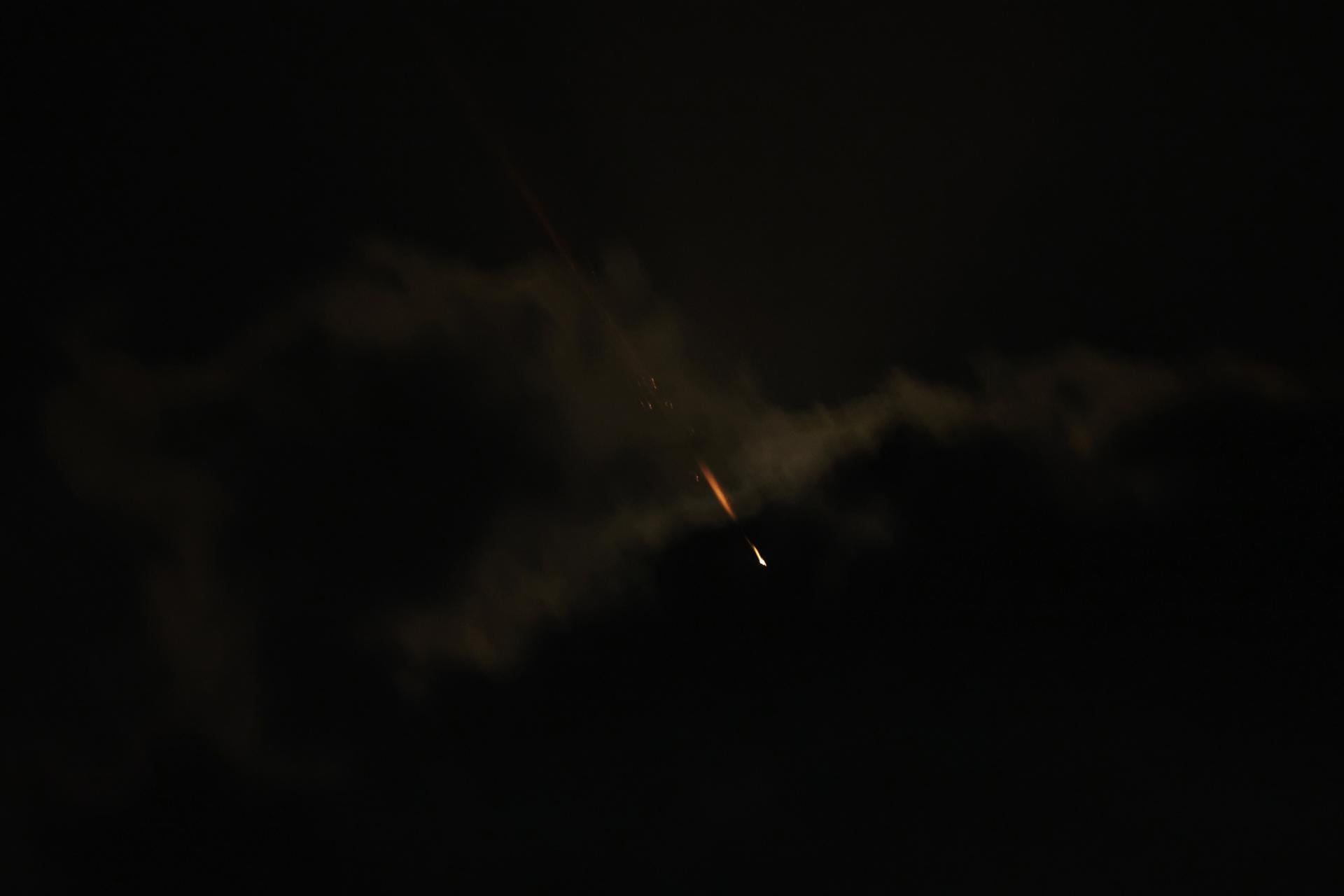 “La Argentina condena el ataque con misiles de Irán contra la población civil de Israel. Este desarrollo no hace sino escalar un conflicto que amenaza proyectarse más allá de la región y adquirir dimensión global”, indicó Cancillería en un documento. EFE/EPA/ATEF SAFADI