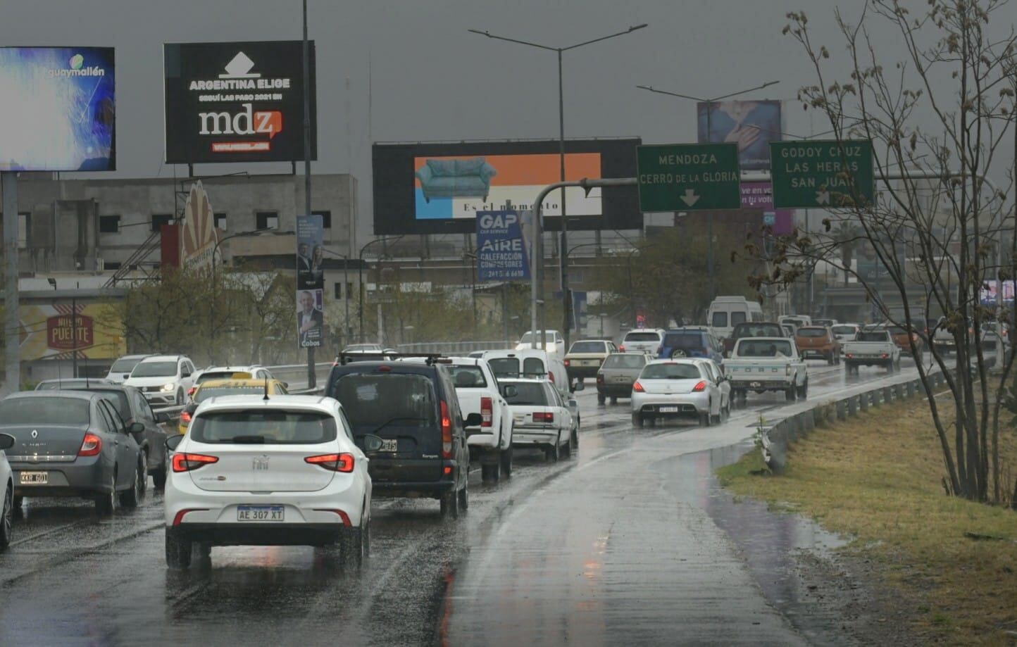 Coas vehicular en una mañana lluviosa. Orlando Pelichotti / Los Andes