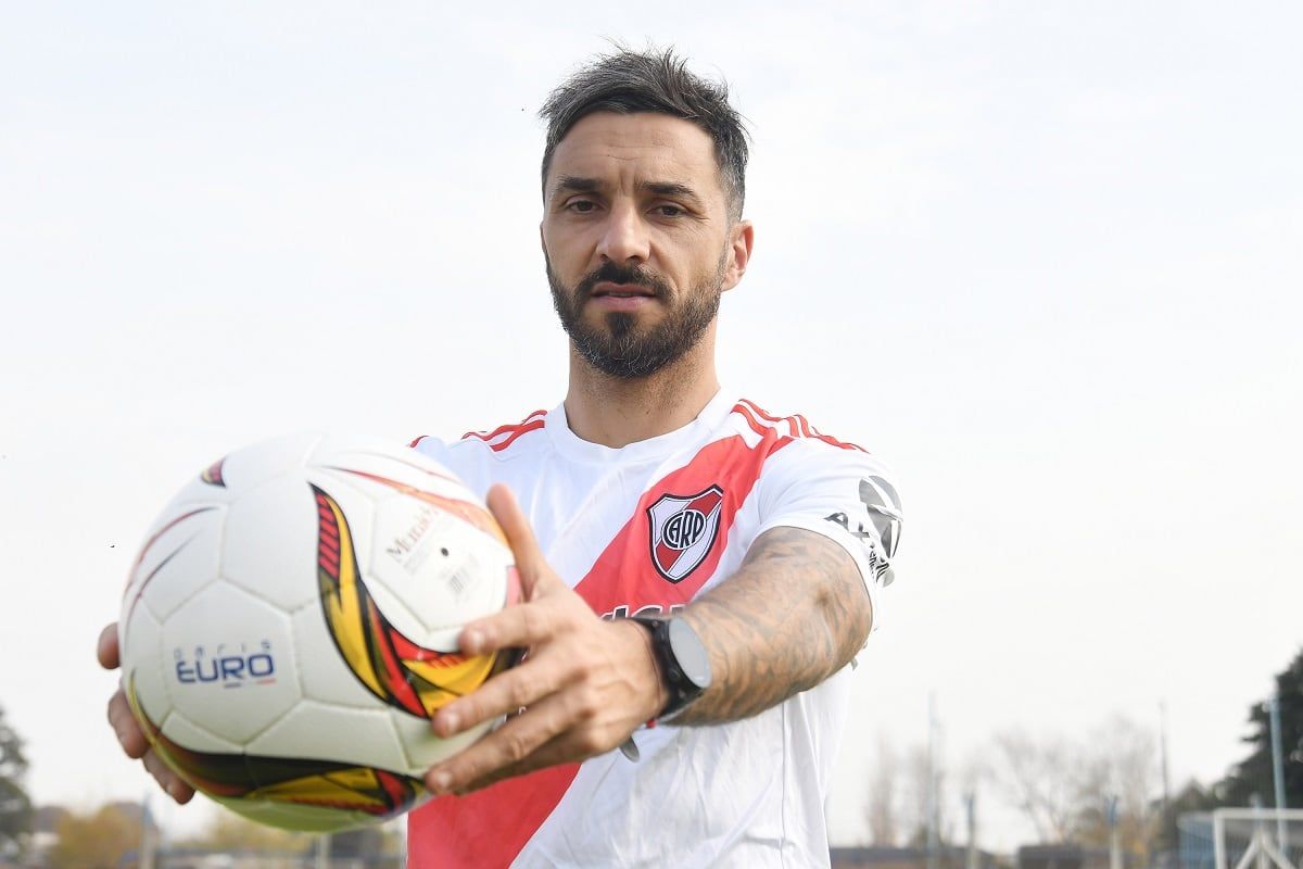 Nacho posa con la camiseta de River Plate, ídolo eterno. / Gentileza.