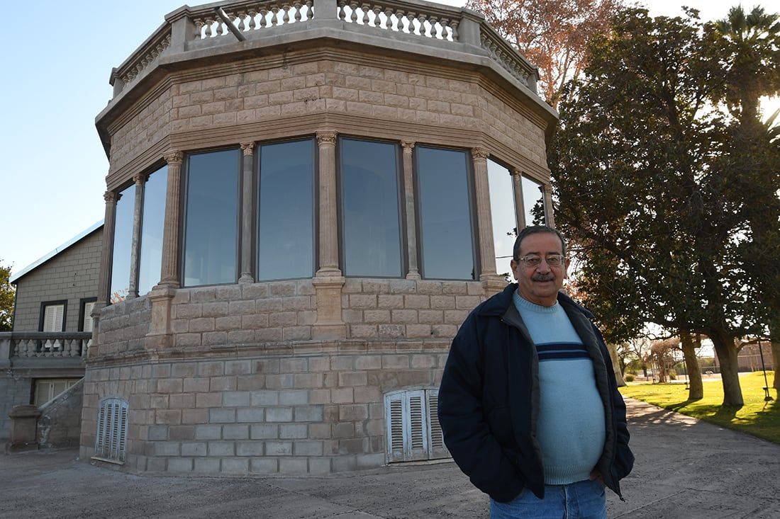 28 de julio de 2022 Manuel Chalabe historia de F. L. Beltrán Manuel Chalabe, el vecino de Fray Luis Beltrán que recolectó casi 500 fotos antiguas de su pueblo y logró construir un archivo. Manuel frente a la casa de Rufino Ortega. Foto: Marcelo Rolland / Los Andes