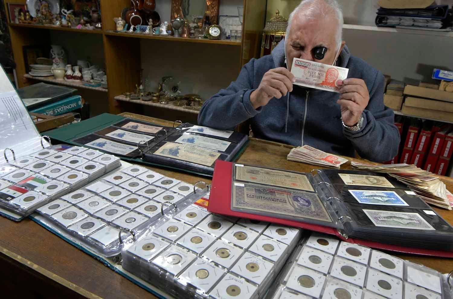 Joaquín Masalles (76), Coleccionista y empresario de la Numismática (colección de billetes y monedas) y la Filatelia (colección de estampillas).
Archivo Los Andes / Orlando Pelichotti 