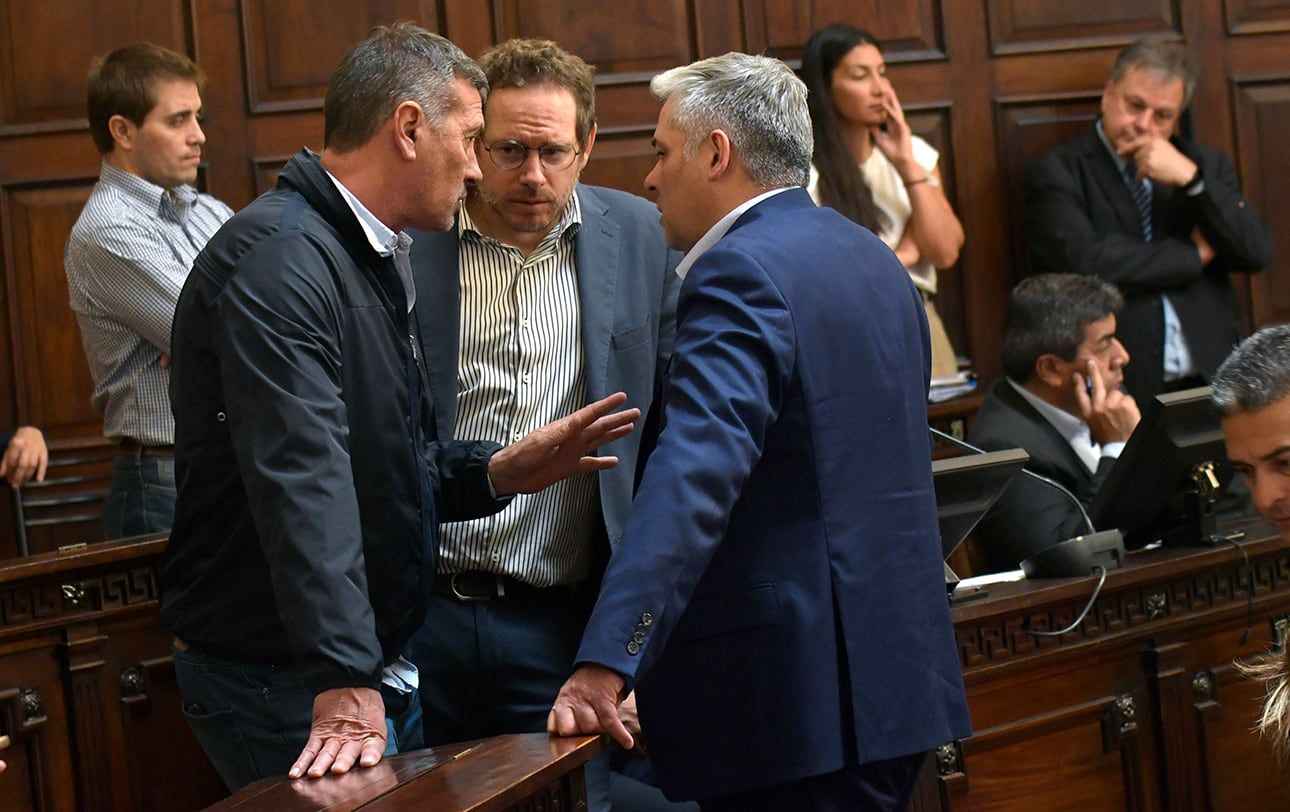 La Cámara de Diputados debatió finalmente el Presupuesto 2023 y las leyes de Avalúo e Impositiva. Alejandro Bermejo, Lucas Ilardi y Germán Gómez 
Foto: Orlando Pelichotti 