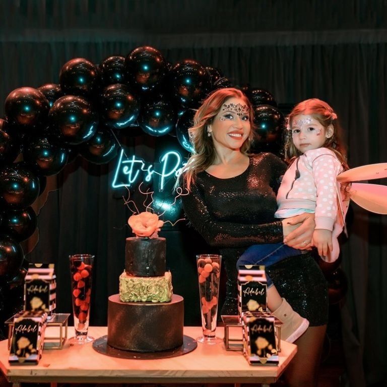 Adabel, junto a su nena, festejando su cumple