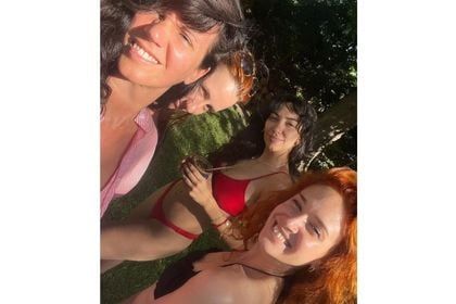 Griselda Siciliani junto a un grupo de amigas.