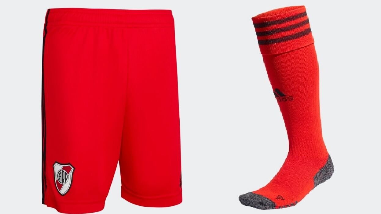 La nueva camiseta se combinará con pantalón y medias rojas.