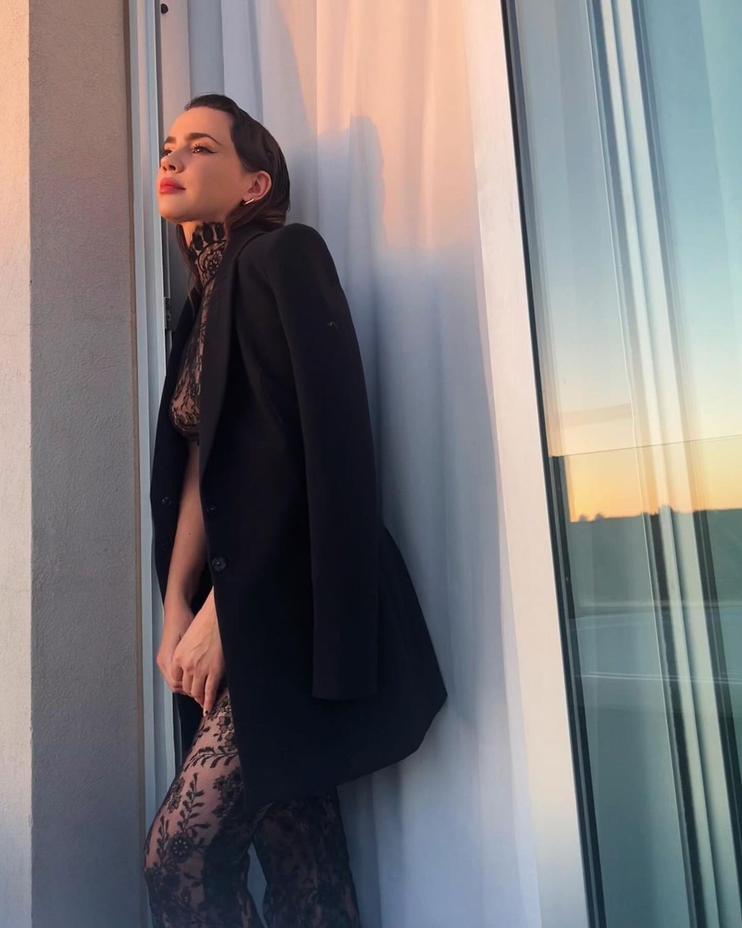 La actriz paralizó al web con un look total black que dejó mucho a la vista.